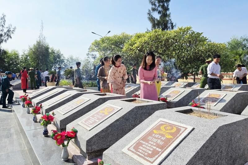 Hoạt động dâng hương, viếng nghĩa trang liệt sĩ